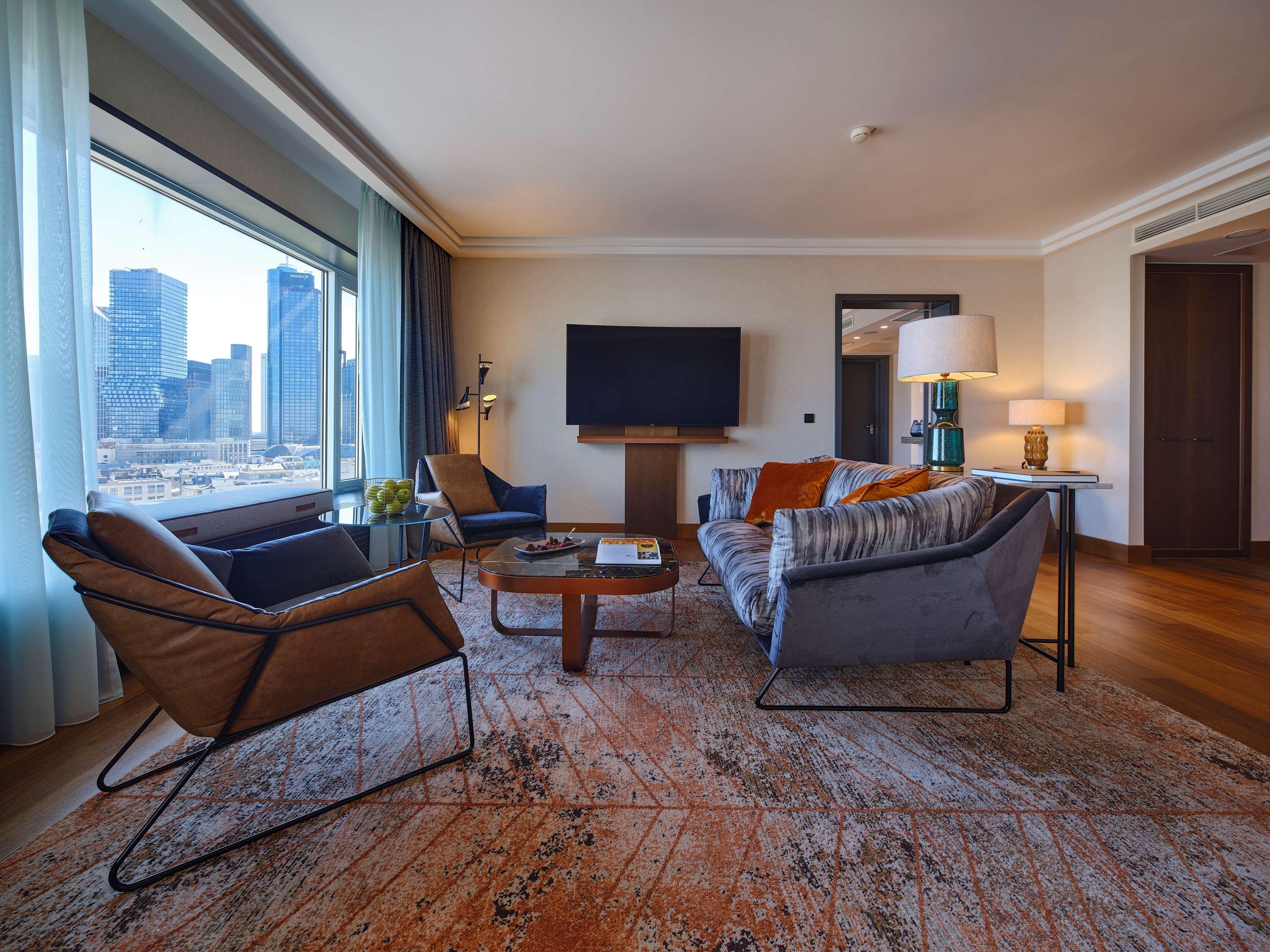 Hilton Frankfurt City Centre Frankfurt am Main Ngoại thất bức ảnh Living room of a suite