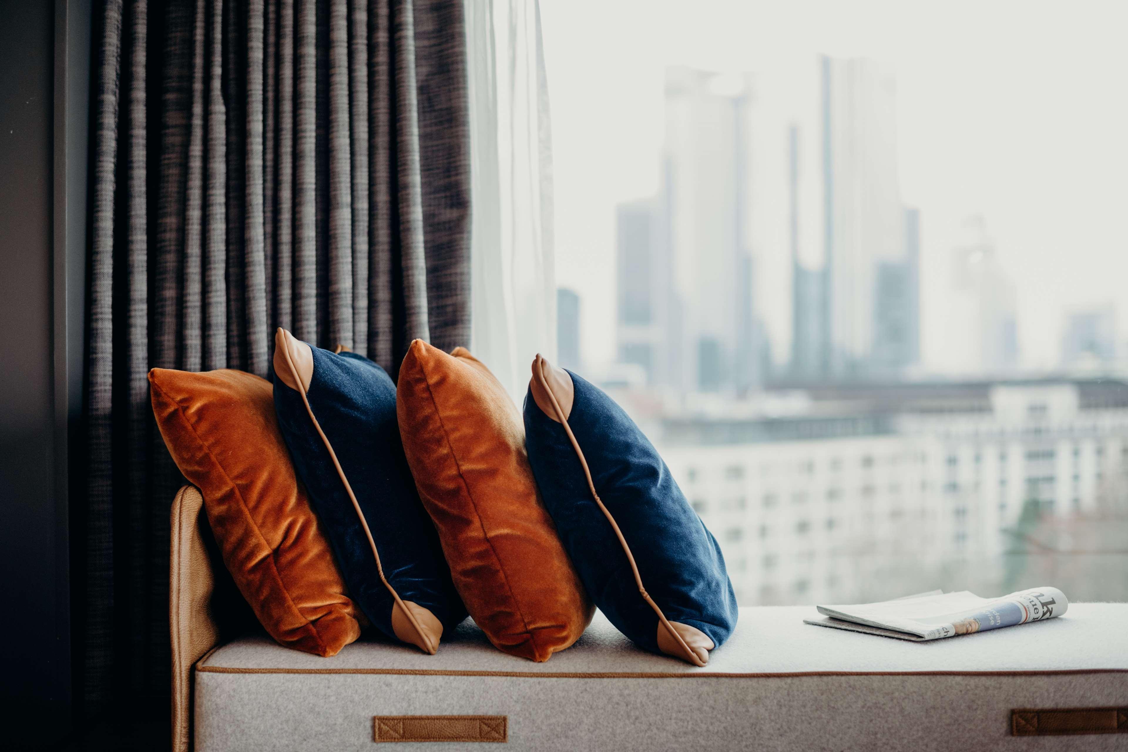Hilton Frankfurt City Centre Frankfurt am Main Ngoại thất bức ảnh Decorative cushions