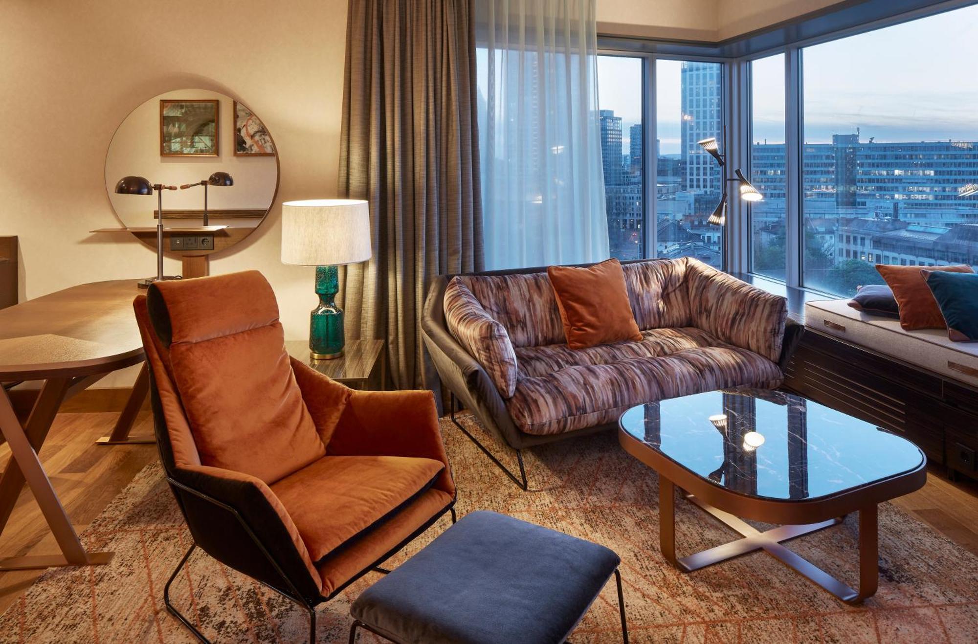 Hilton Frankfurt City Centre Frankfurt am Main Ngoại thất bức ảnh A suite at the hotel