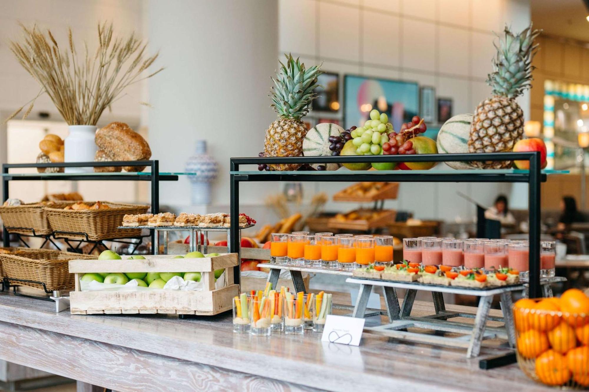 Hilton Frankfurt City Centre Frankfurt am Main Ngoại thất bức ảnh A buffet at a hotel