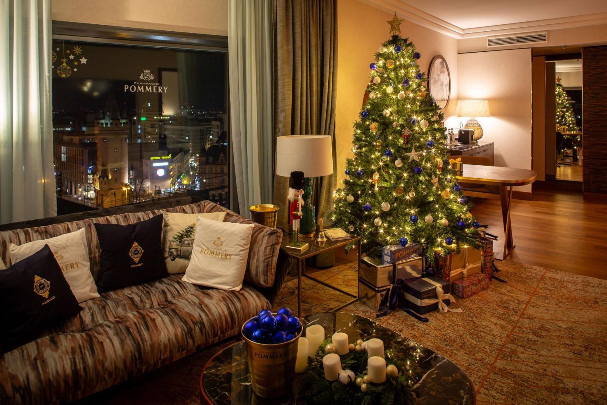 Hilton Frankfurt City Centre Frankfurt am Main Ngoại thất bức ảnh A Christmas tree in a living room